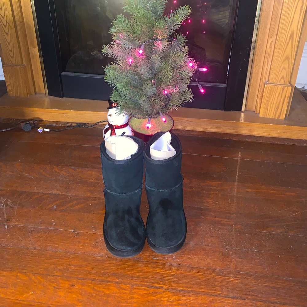 KOOLA MINI
KOOLABURRA BY UGG
Black Leather/Suede 
Lined Faux Fur
Size 3Y 
No Box